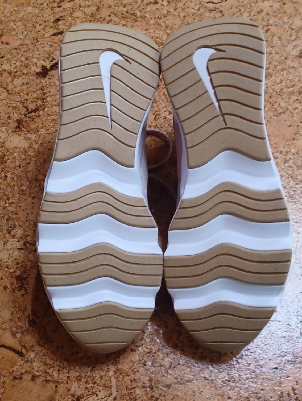 Nike Women's Ryz 365 2 Pink/Tan/White Athletic Shoes Size 9 NWOB - Picture 8 of 8